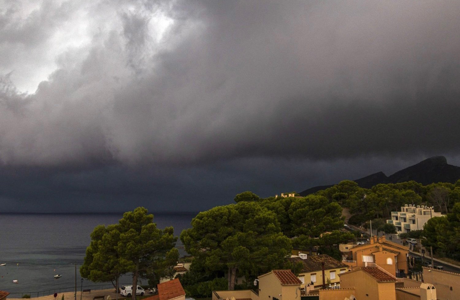 عاصفة متوسطية محملة بأمطار غزيرة تضرب إسبانيا