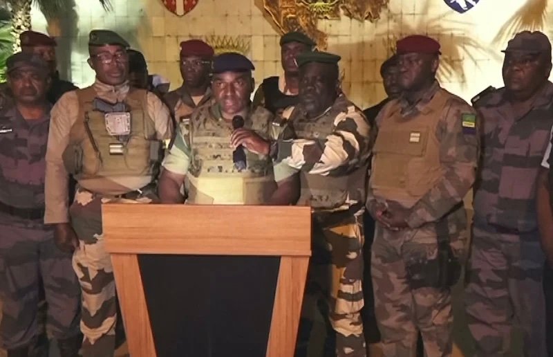 الجنرال نغيما يقود المرحلة الانتقالية بالغابون