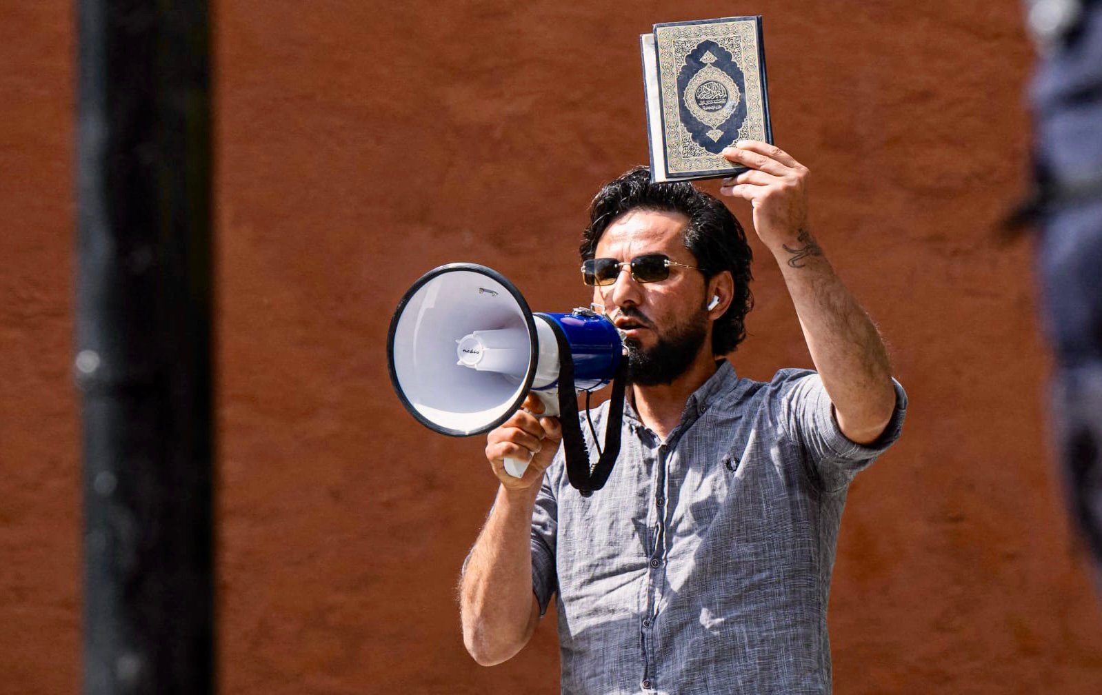 السويد ترفع مستوى التحذير من خطر الإرهاب بعد إحراق نسخ من المصحف