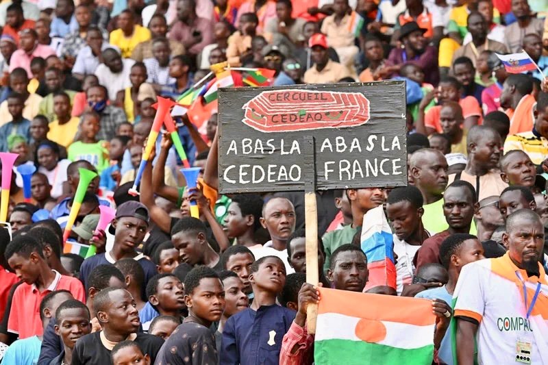 قرار طرد السفير الفرنسي من النيجر يطلق مسيرات فرح في شوارع نيامي