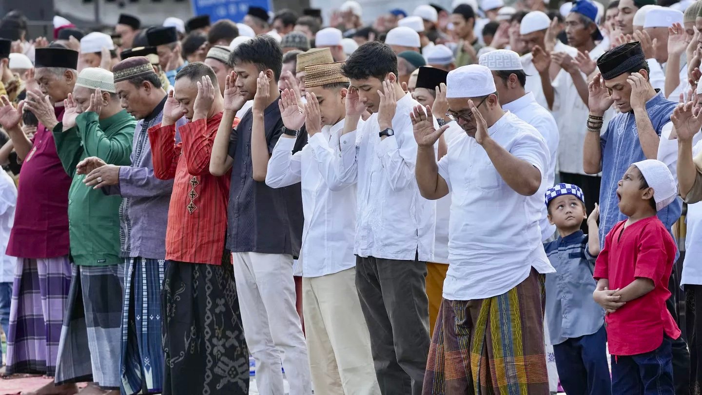 توقيف داعية سمح بصلاة مختلطة بإندونيسيا