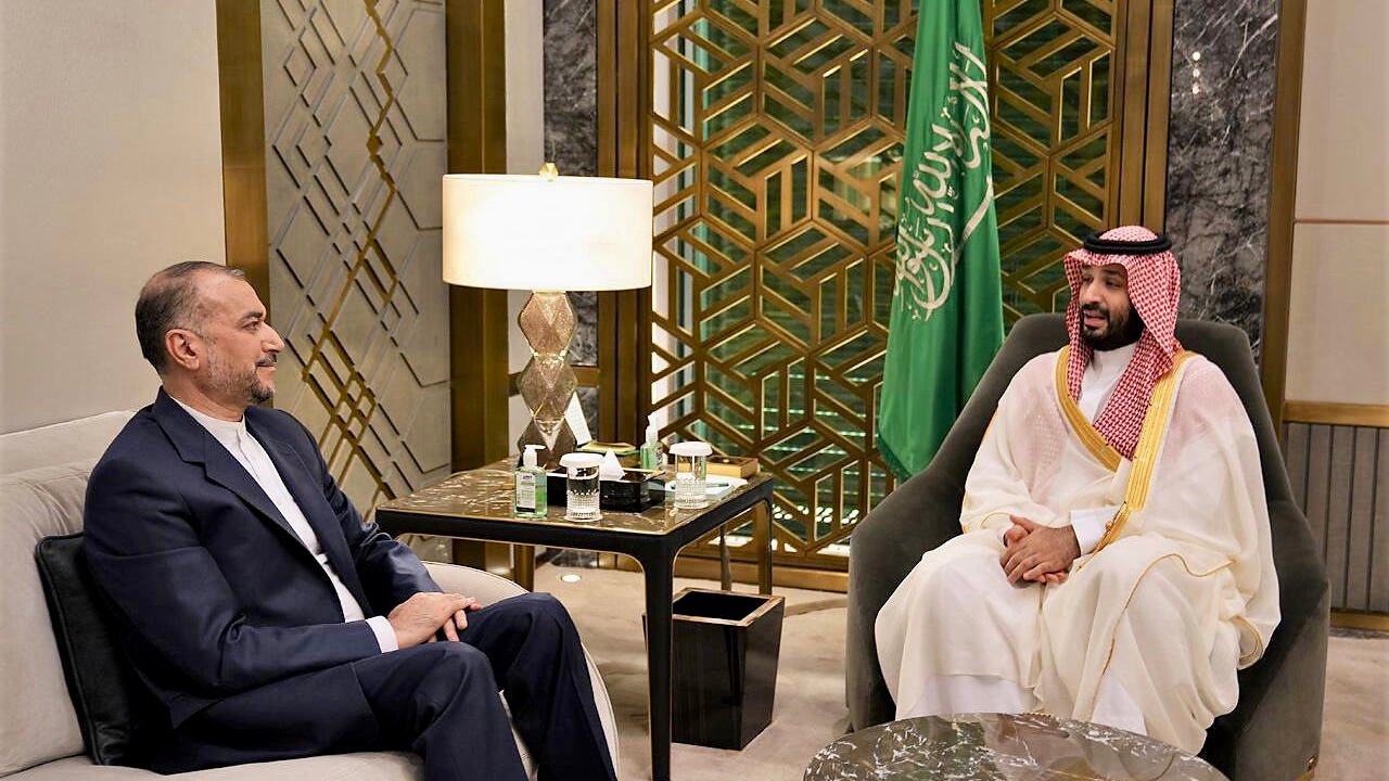 وزير الخارجية الإيراني يؤكد إجراء “حوار صريح وشفاف” مع ولي العهد السعودي