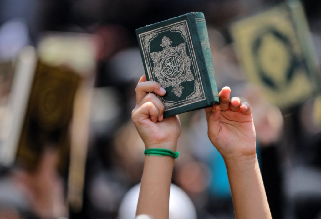 السويد.. اعتقال امرأة حاولت إطفاء نيران أضرمت في المصحف الشريف