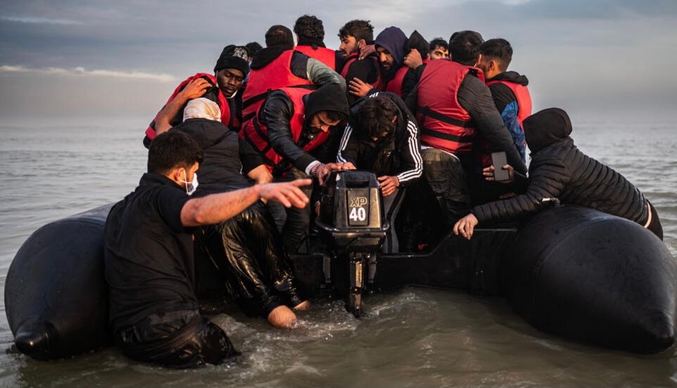 لندن تعلن شراكة مع مواقع التواصل لمكافحة الهجرة غير الشرعية