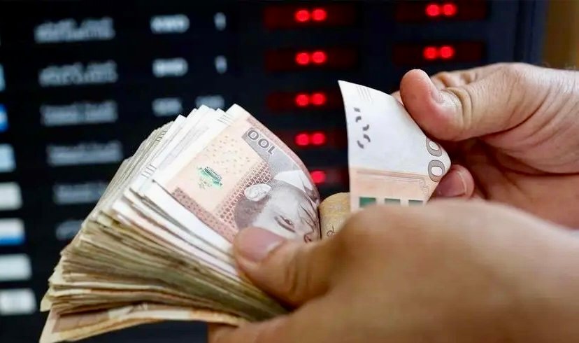 الدرهم ينخفض مقابل الدولار