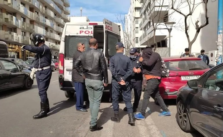 أمن البيضاء يستخدم السلاح لتوقيف لشخص هائج