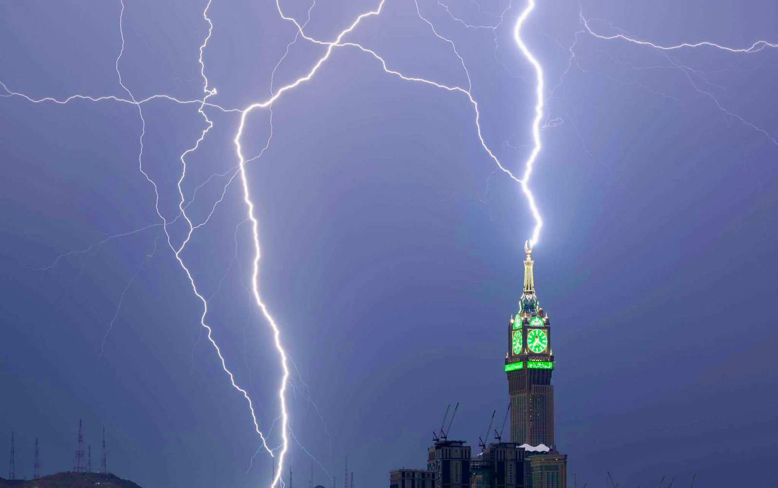 رياح عاتية وبرق وأمطار غزيرة في مكة المكرمة