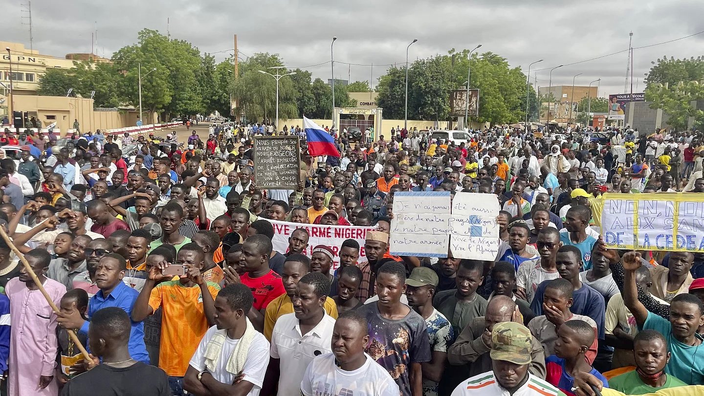 انقلابيو النيجر يوقفون التعاون مع باريس ووفد إكواس يغادر دون حل