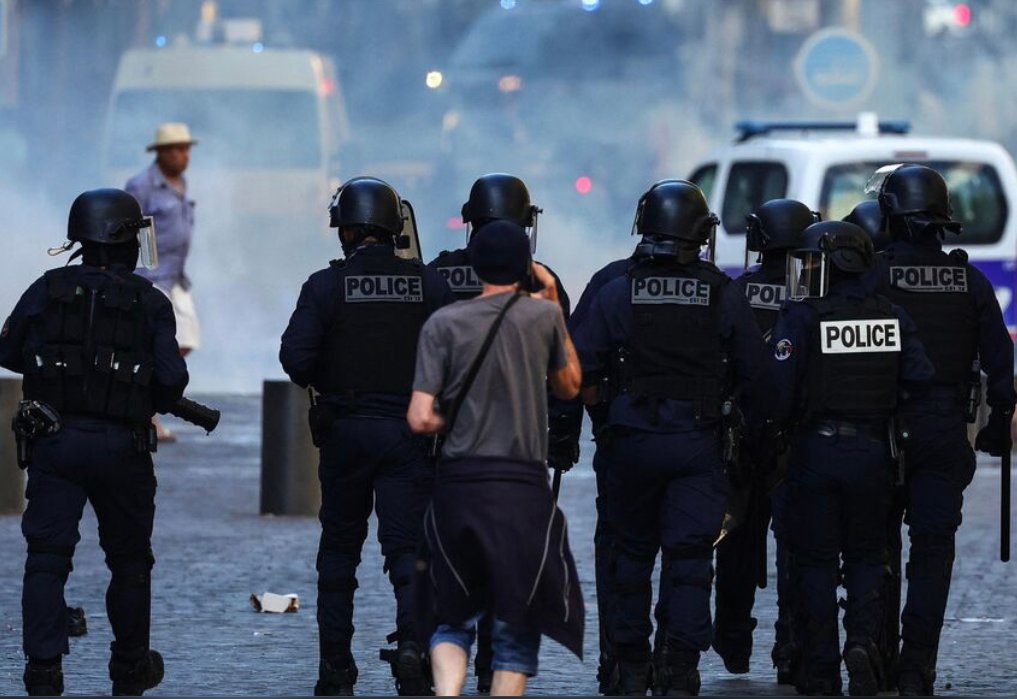 فرنسا .. وضع 5 ضباط في الحراسة النظرية على خلفية مقتل شاب