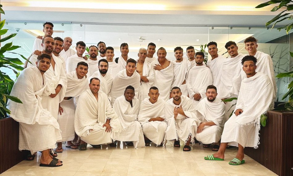 بعثة الرجاء تؤدي مناسك العمرة