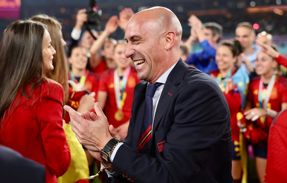 “فيفا” يفتح إجراءات تأديبية ضد رئيس الاتحاد الإسباني