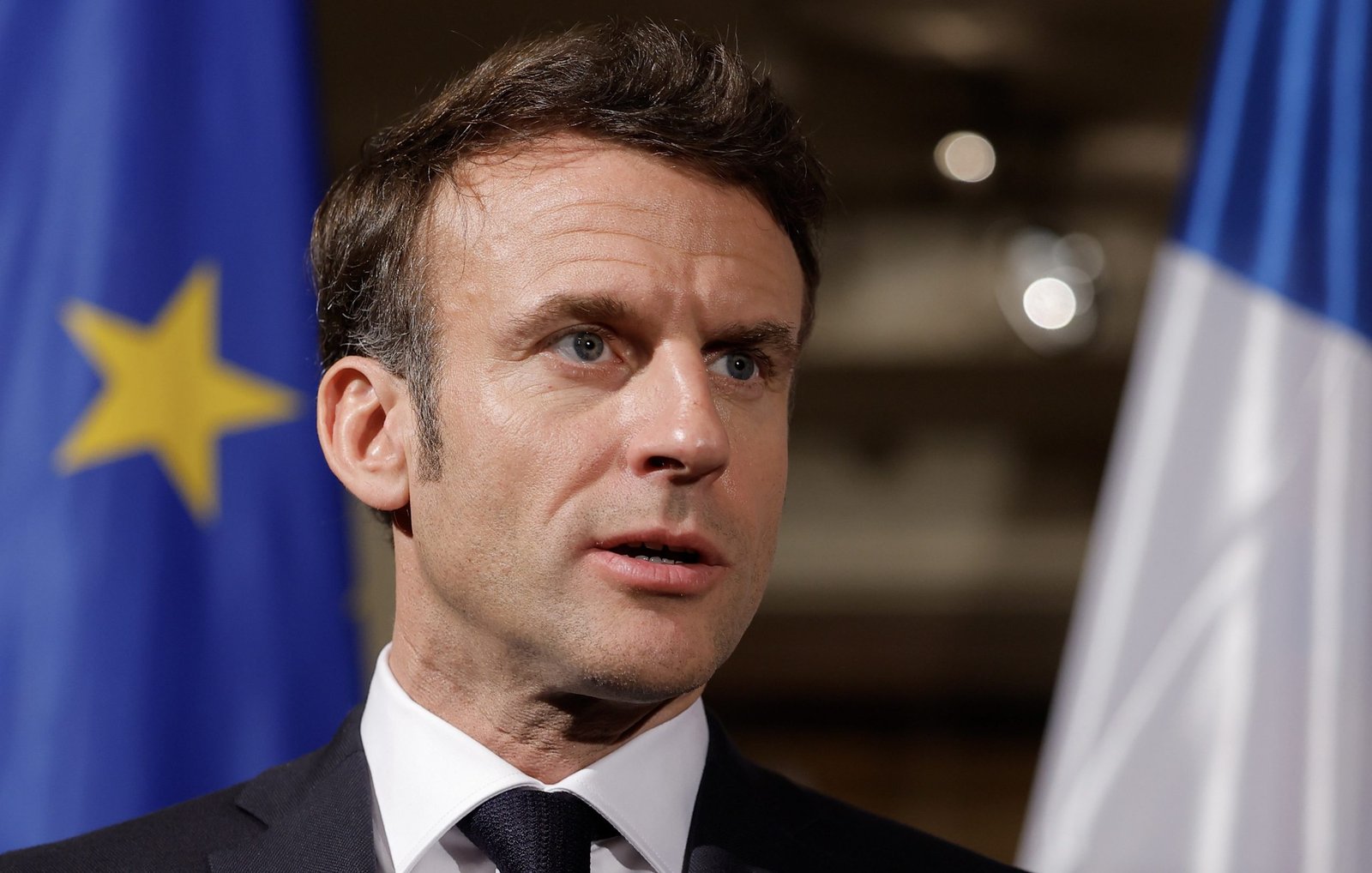 ماكرون: سفير فرنسا في النيجر محتجز كـ”رهينة”