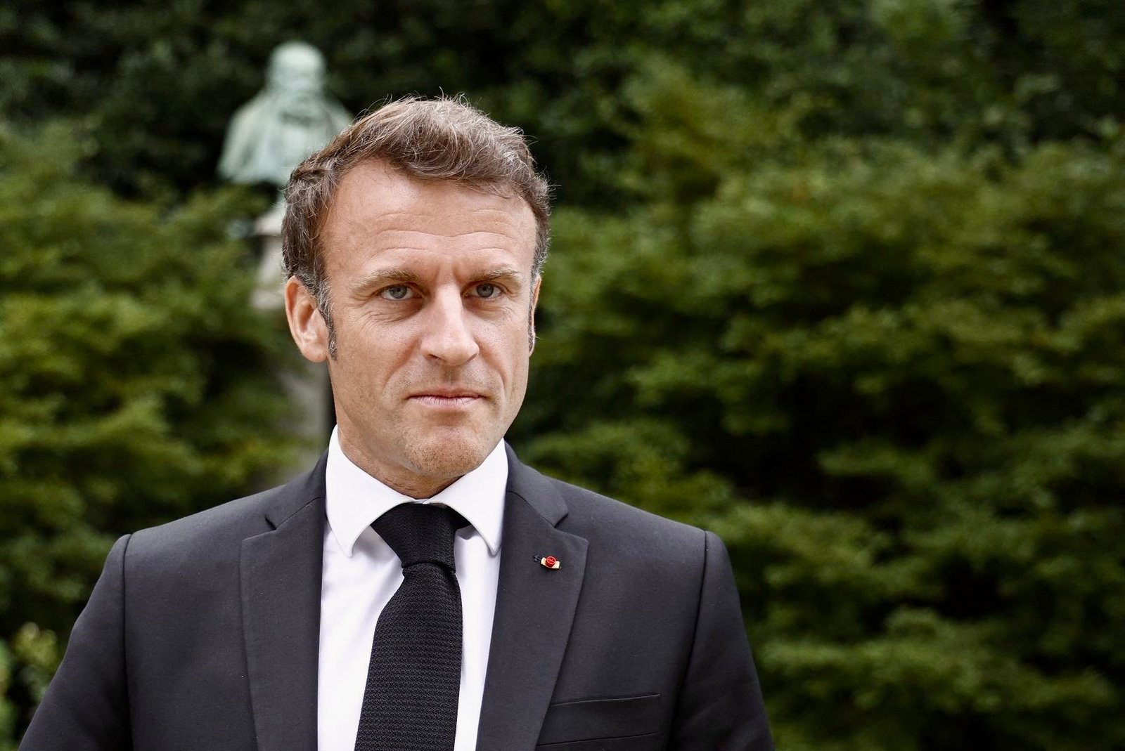 ماكرون يدعو إلى الحزم في منع الملابس الإسلامية بالمدارس