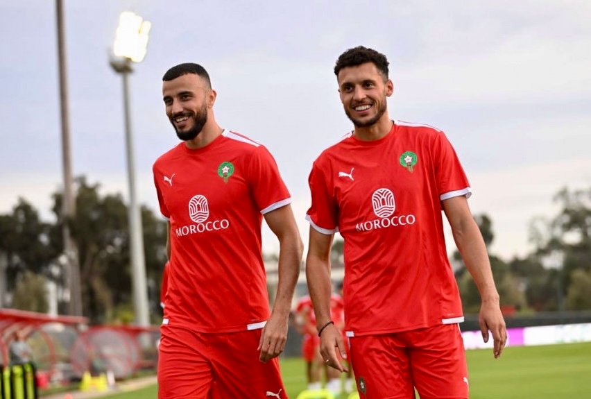 شعار المغرب أرض الأنوار يظهر على قمصان الأسود