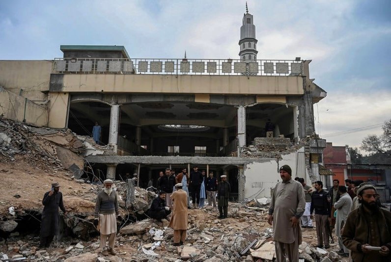 25 قتيلا في تفجير قرب مسجد في باكستان