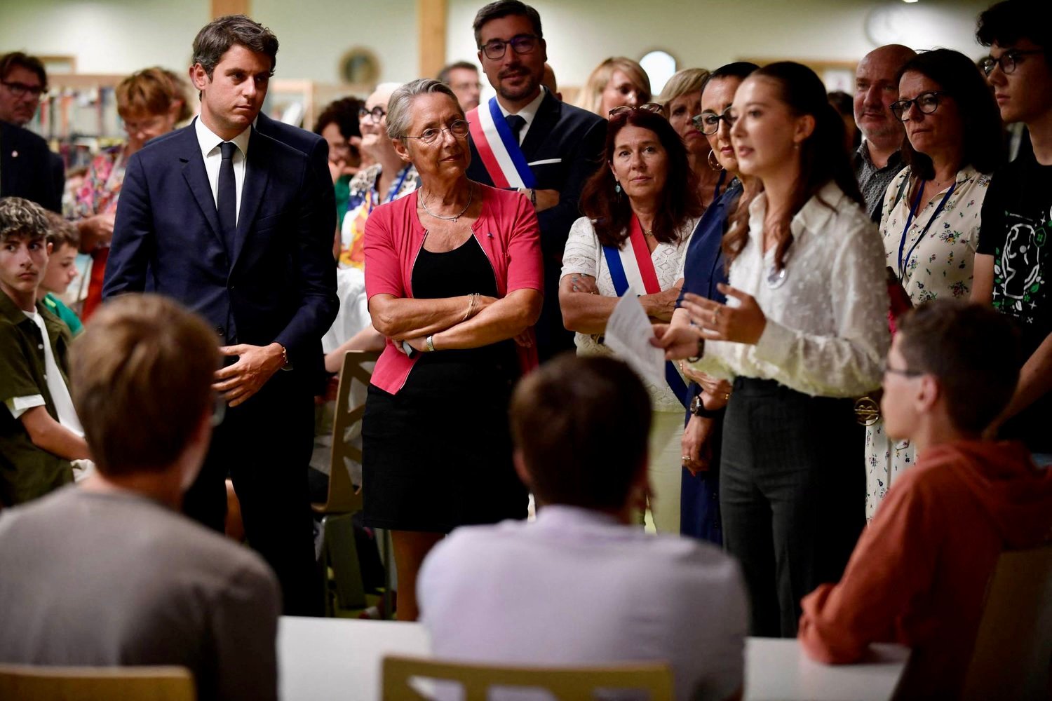 حظر العباءة يهيمن على بدء العام الدراسي في فرنسا