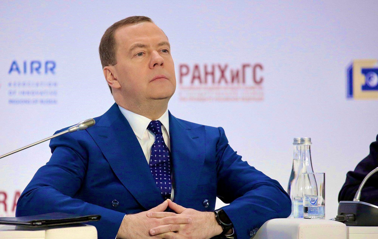 ميدفيديف : اليابان تتورط بشكل متزايد في المواجهة مع روسيا