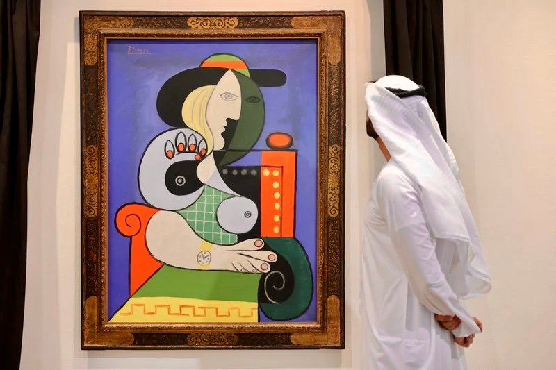 «امرأة الساعة» تجول العالم قبل بيعها