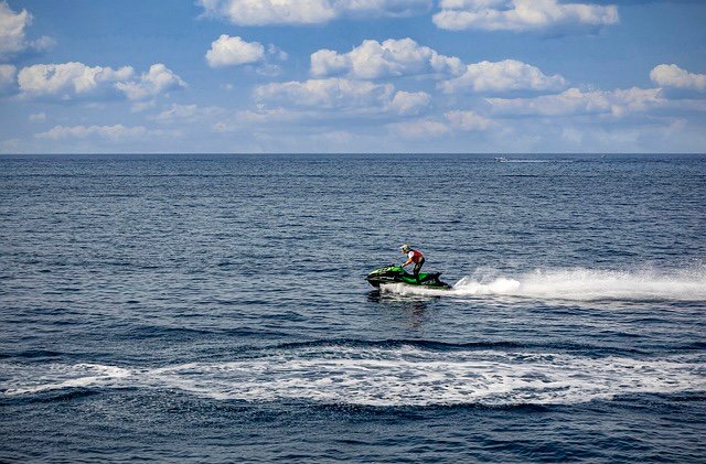 وزارة الدفاع الجزائرية تُقر بقتل مغربيين في عرض البحر