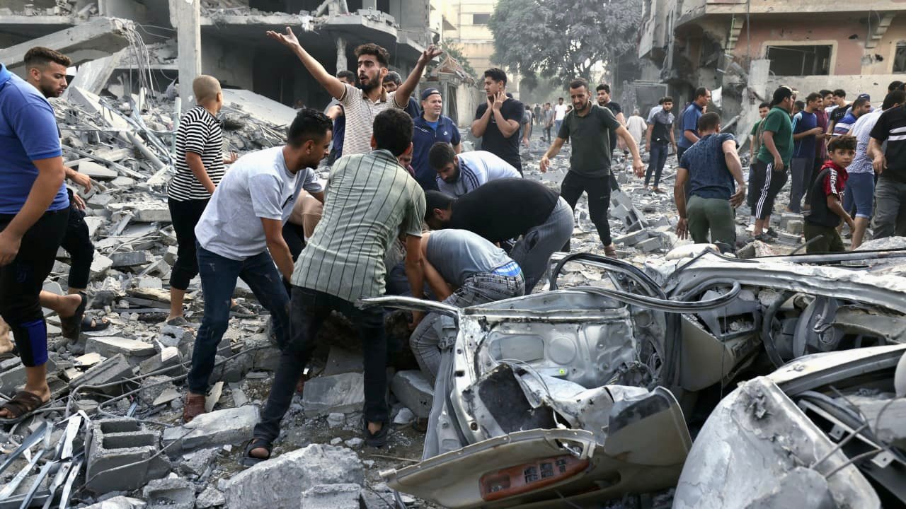 “كلهم ماتوا”.. فلسطينيون يبحثون عن أشلاء أحبائهم بعد قصف مستشفى المعمداني