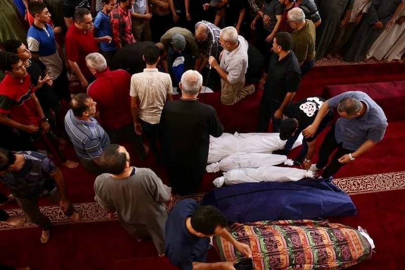 عشرات القتلى والجرحى بغارات إسرائيلية على مخيّمَين للاجئين