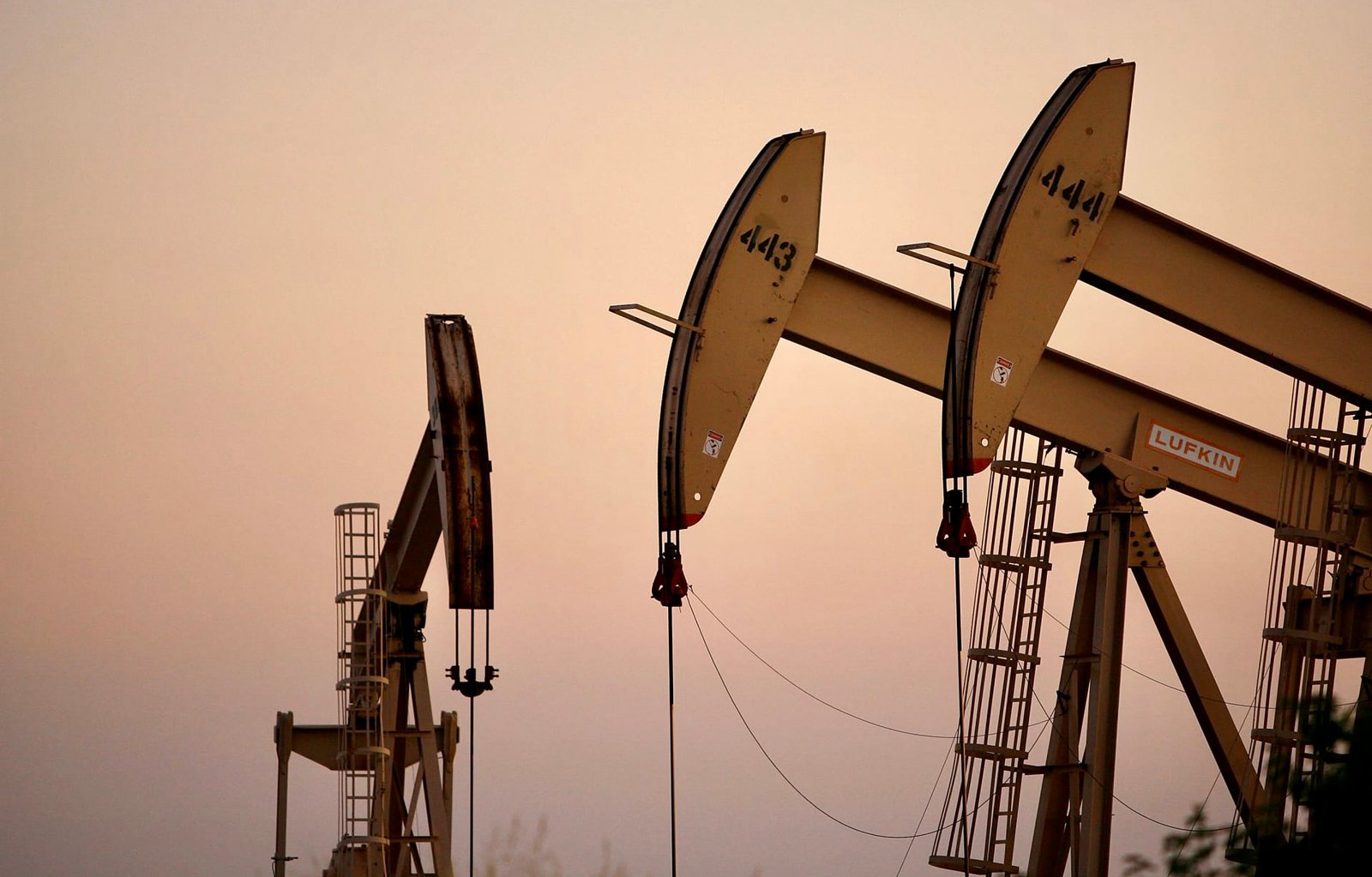 أسعار النفط العالمية تنخفض بأكثر من 2 بالمئة