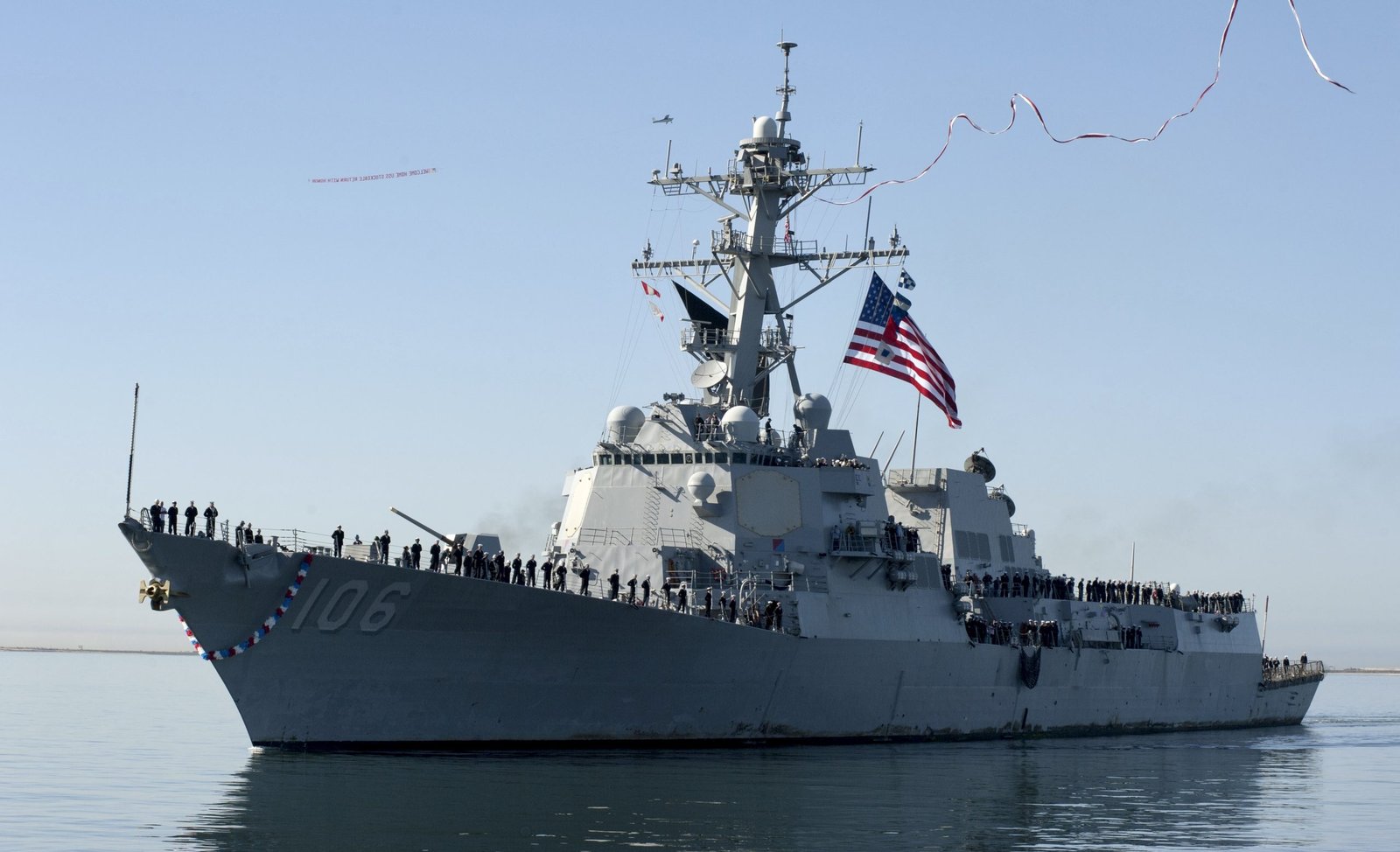 سفينة حربية أمريكية تعترض عدة صواريخ بالقرب من ⁧‫اليمن‬⁩