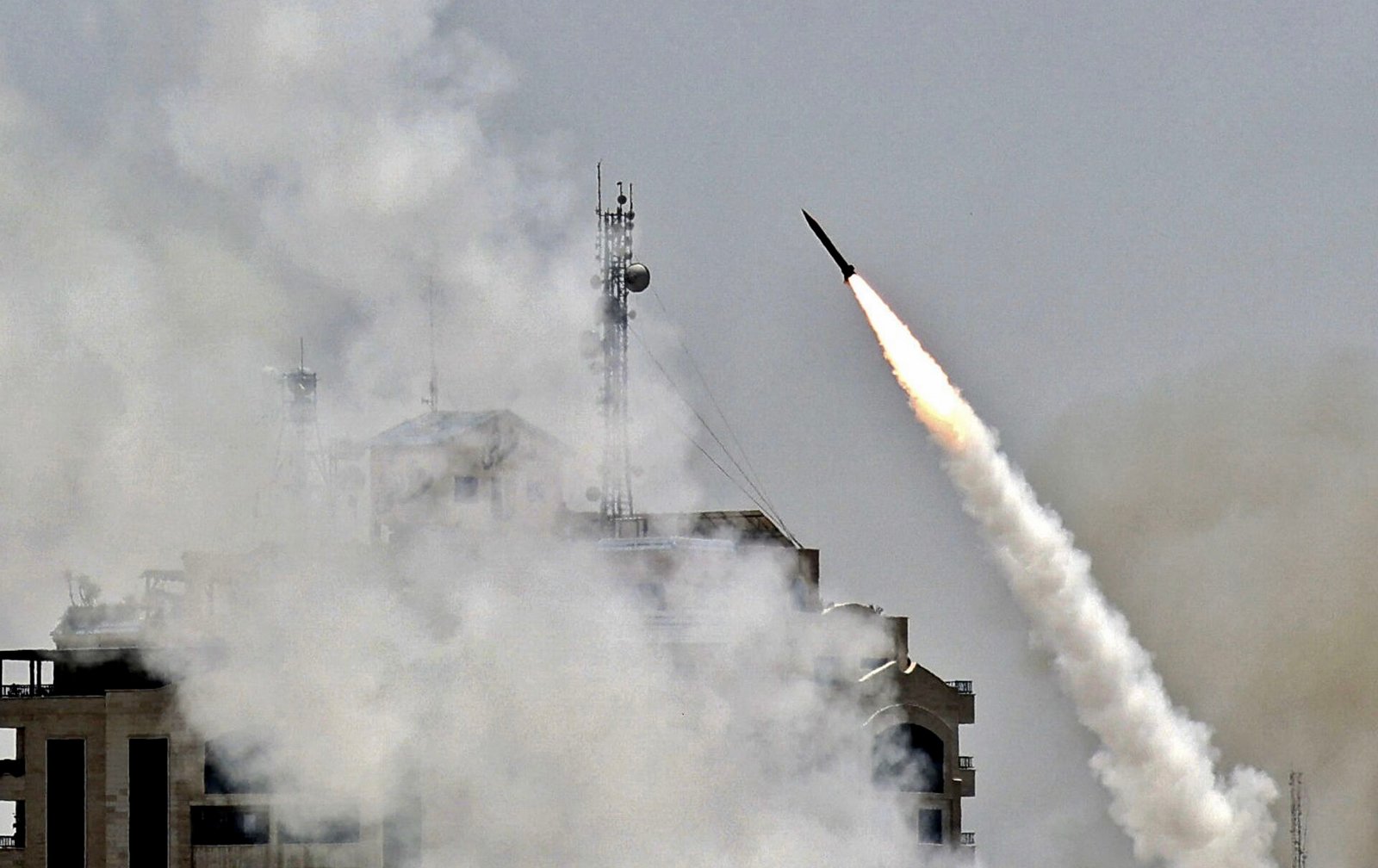 “حماس” تشن عملية عسكرية ضد إسرائيل بإطلاق أكثر من 5 آلاف صاروخ