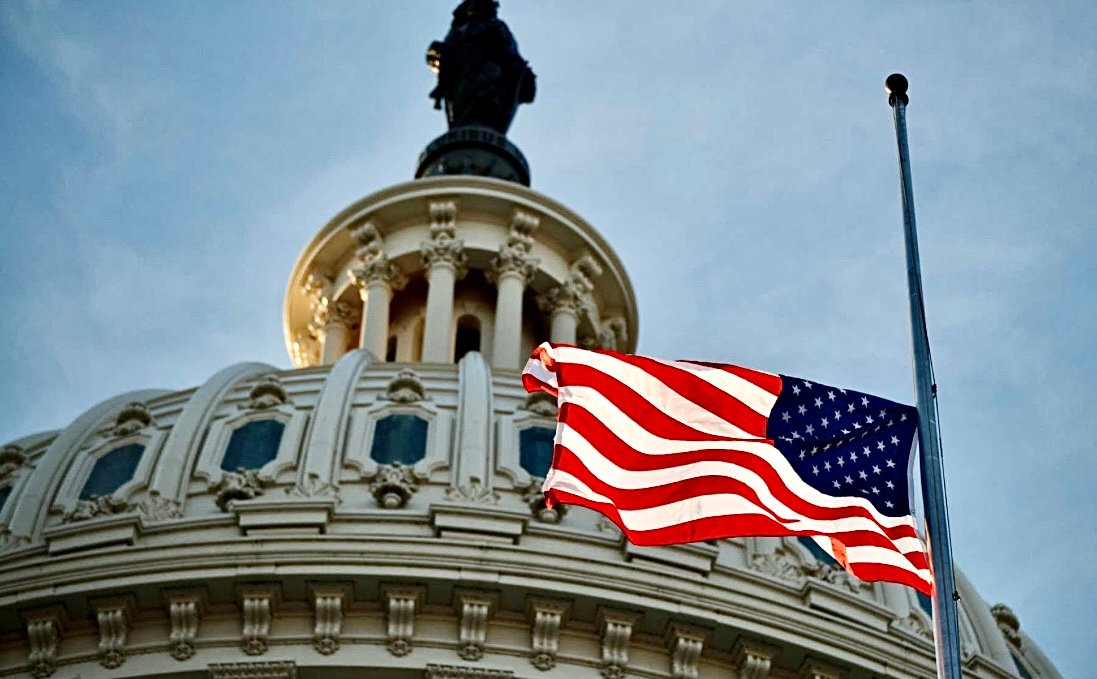 بايدن يأمر بتنكيس الأعلام حدادا على ضحايا إطلاق النار