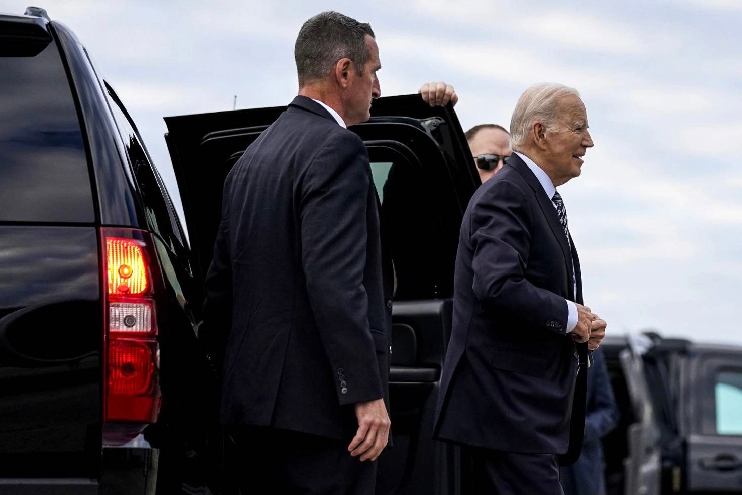 بايدن يصل إسرائيل غداة مقتل المئات في قصف لمستشفى بغزة