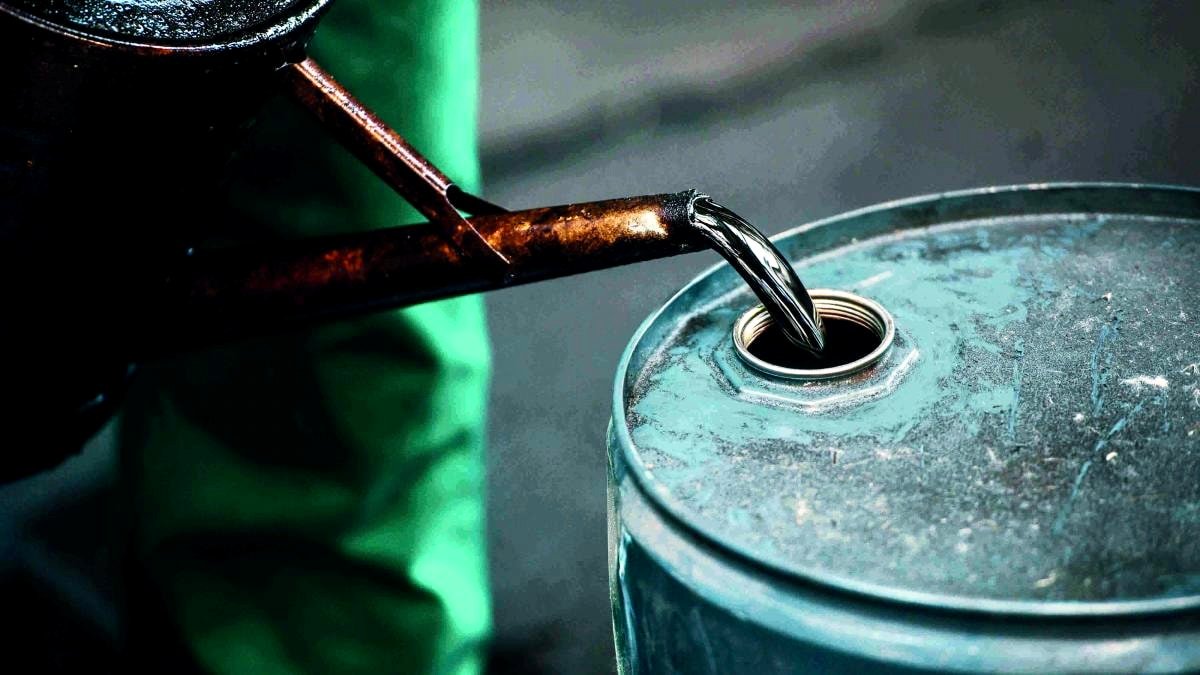 استقرار أسعار النفط وسط مؤشرات متباينة