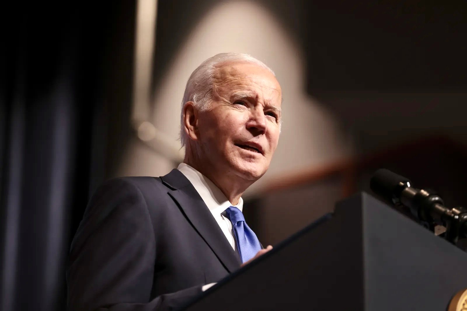 بايدن يطلب من إسرائيل احترام “قوانين الحرب”