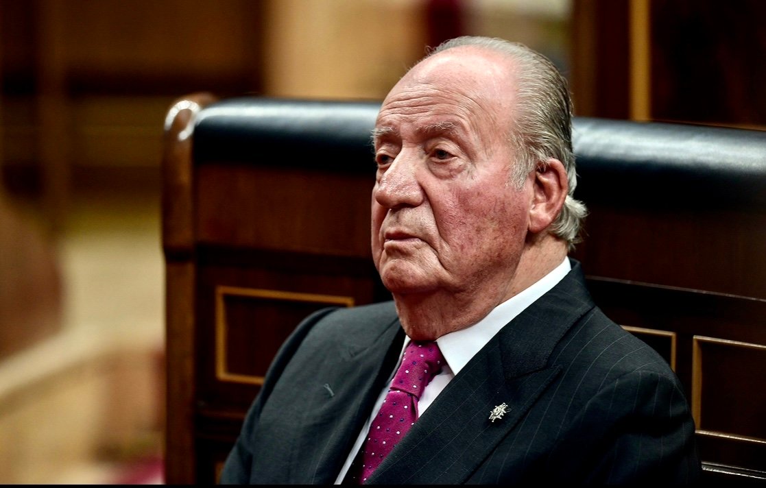 ملك إسبانيا السابق يفلت من المحاكمة