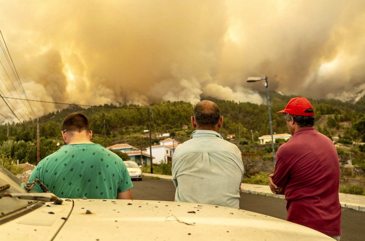 السلطات الإسبانية تجلي الآلاف من جزيرة تنريفي بسبب حرائق الغابات