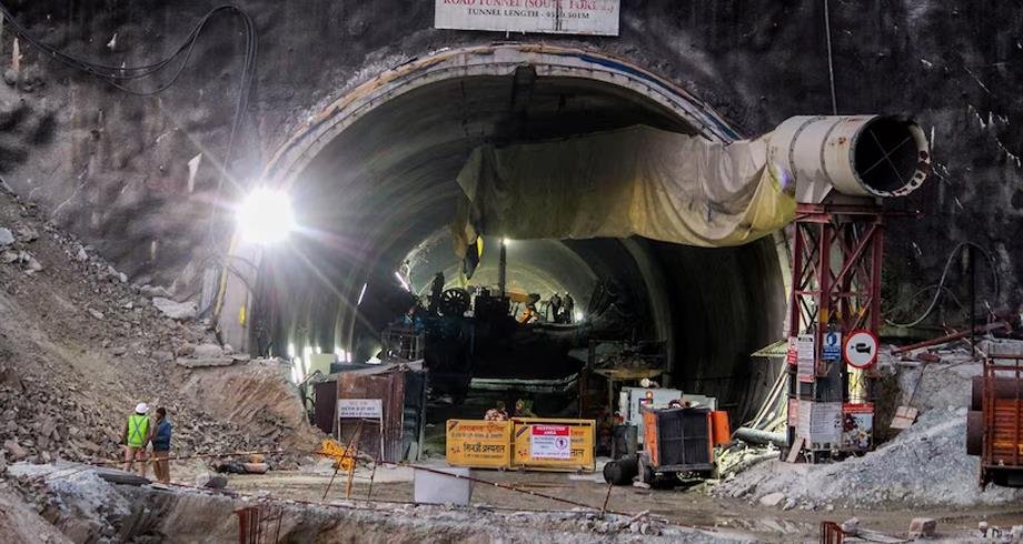 فرق الانقاذ على بعد خمسة أمتار من 41 عاملا عالقين في نفق منهار في الهند