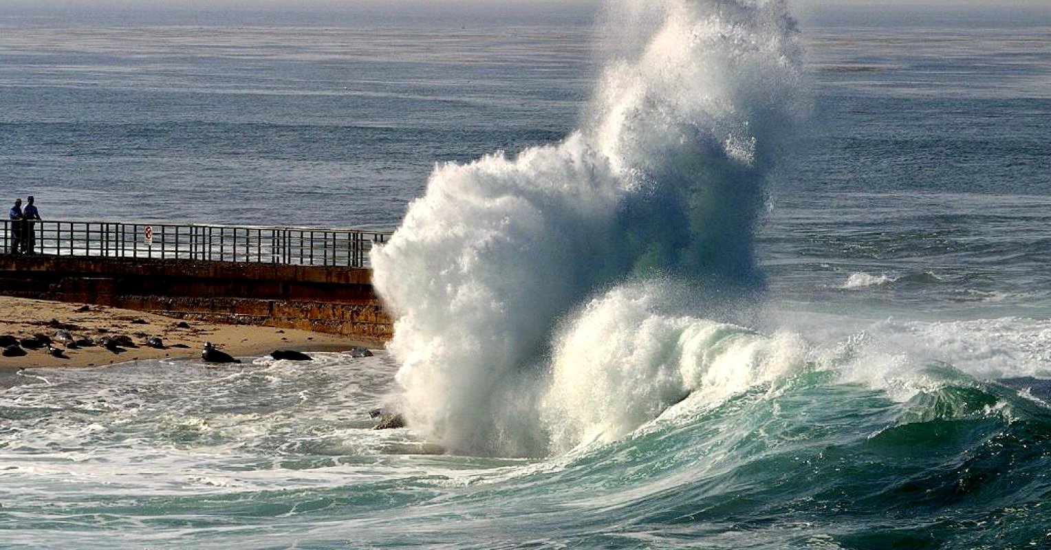 الأرصاد الجوية تحذر من أمواج خطيرة متوقعة بسواحل أصيلة وطرفاية