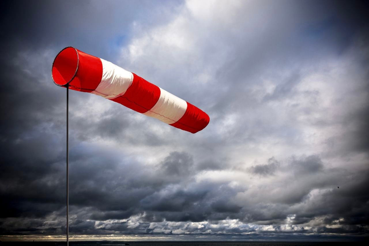 نشرة إنذارية .. هبات رياح قوية بعدد من مناطق المملكة