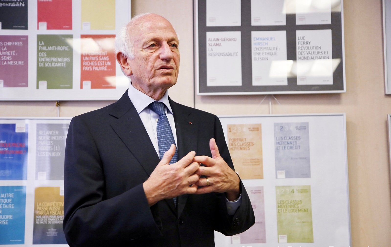 أزولاي يمثل الملك في منتدى باريس للسلام