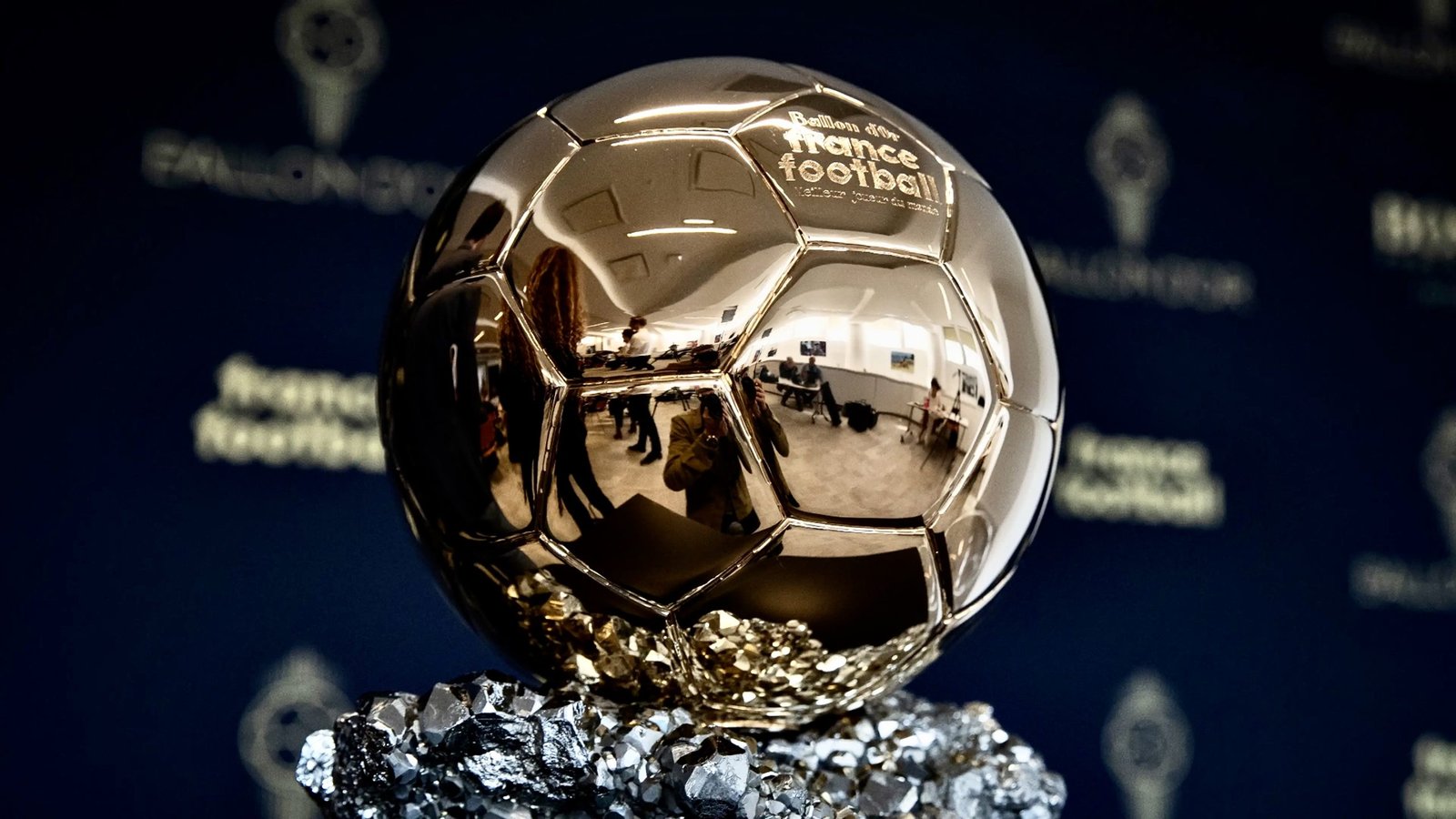 “يويفا” يشارك في تنظيم جائزة الكرة الذهبية من العام المقبل