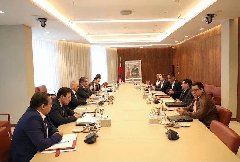 الحكومة تجمد النظام الأساسي لموظفي التعليم وتقرر مواصلة الحوار