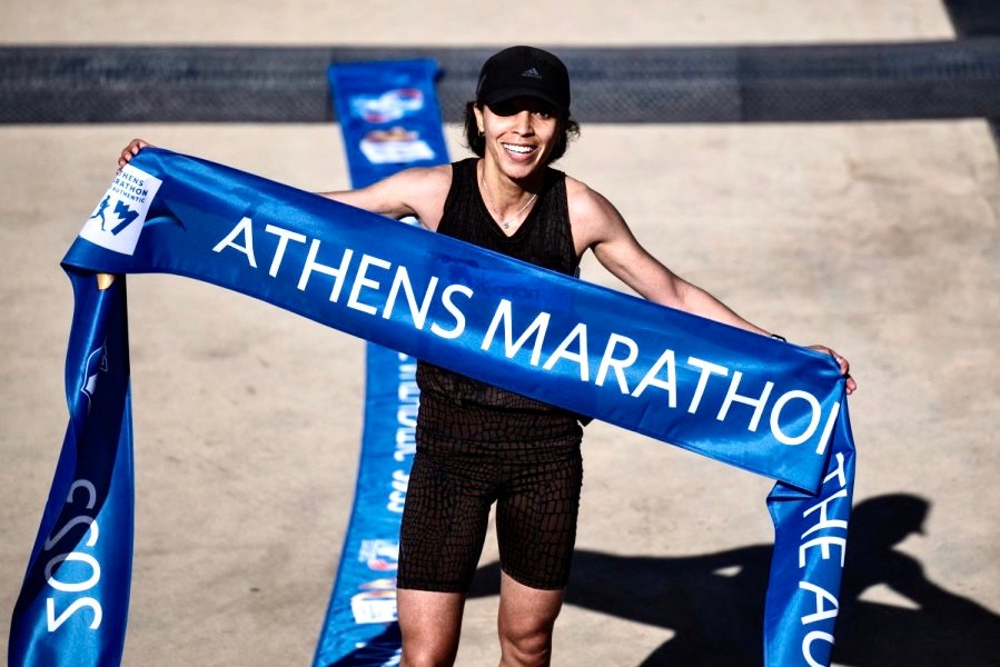 العداءة المغربية سكينة أثنان تفوز بماراطون أثينا