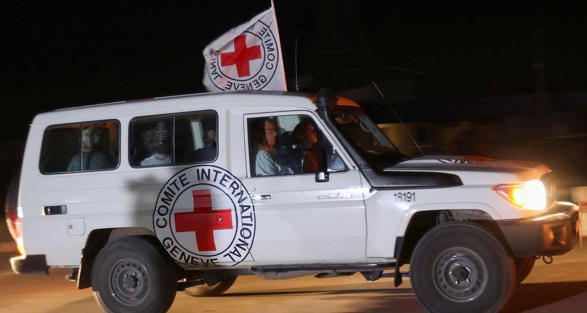 إسرائيل وحماس تتبادلان مجموعة أولى من الأسرى والمحتجزين