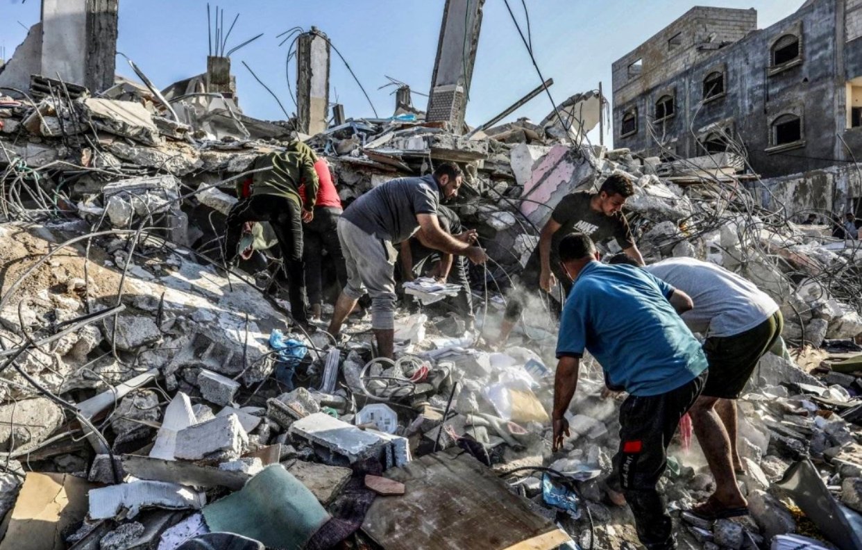 انتشال نحو 50 شهيدا من داخل مدرسة بغزة