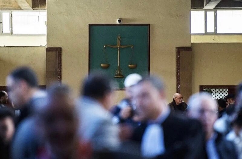 لي حصْل يْودي ..بوليس إنزكان شْدو واحْد خْدام كَيْنصبْ على الناس في المحاكم