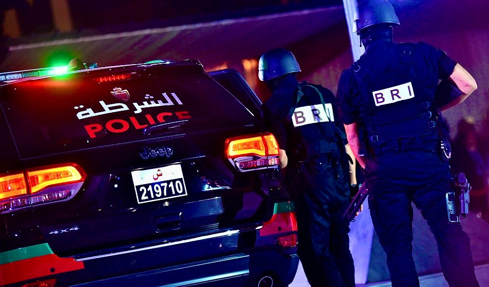 مبحوث عْليهُم دوليا ..الشرطة القضائية بالناظور شدو عصابة كَيْنصبُو على لي باغين يْحرگُو وداكشي بالسْرقة والعنف ..