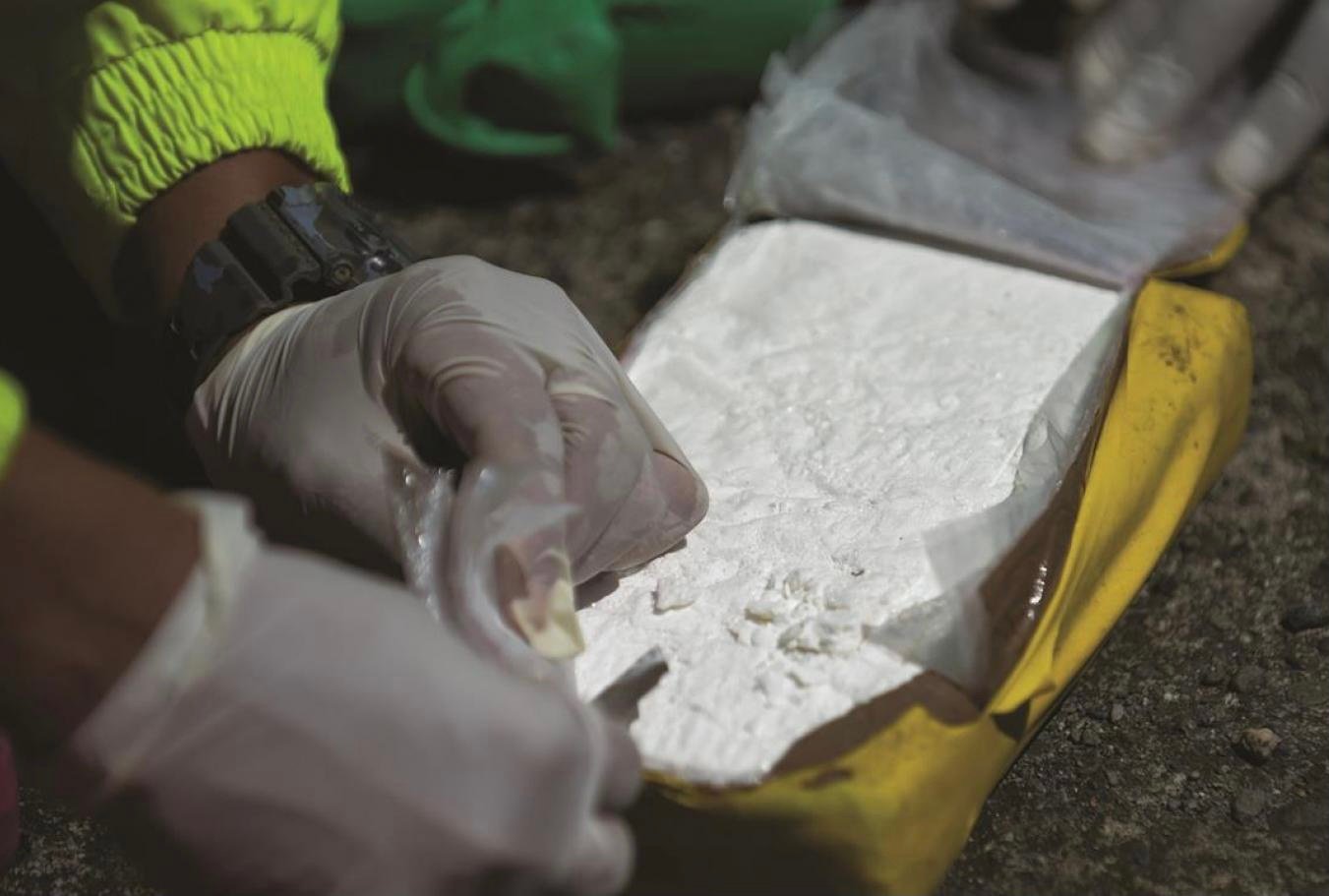 كَانُو نَاوييِنْ يْهْربو ولاَكِنْ مَعطلوهمشْ.. حجز كميات كبيرة من الكوكايين في مطاردة هوليودية بسواحل سبة