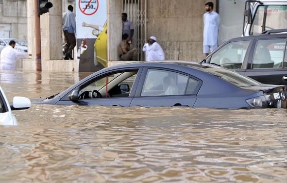 حالة وفاة في أمطار رعدية وسيول ضربت أجزاء من السعودية