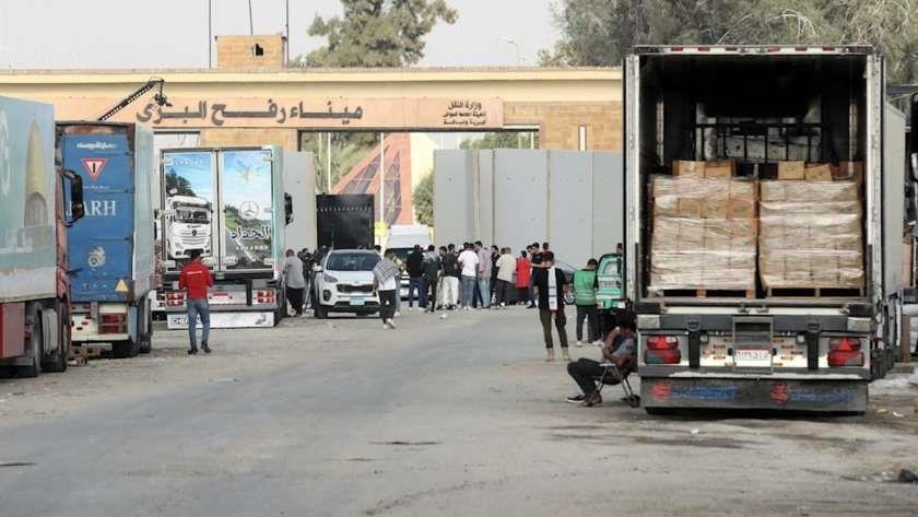 إدخال أول شاحنة وقود إلى قطاع غزة