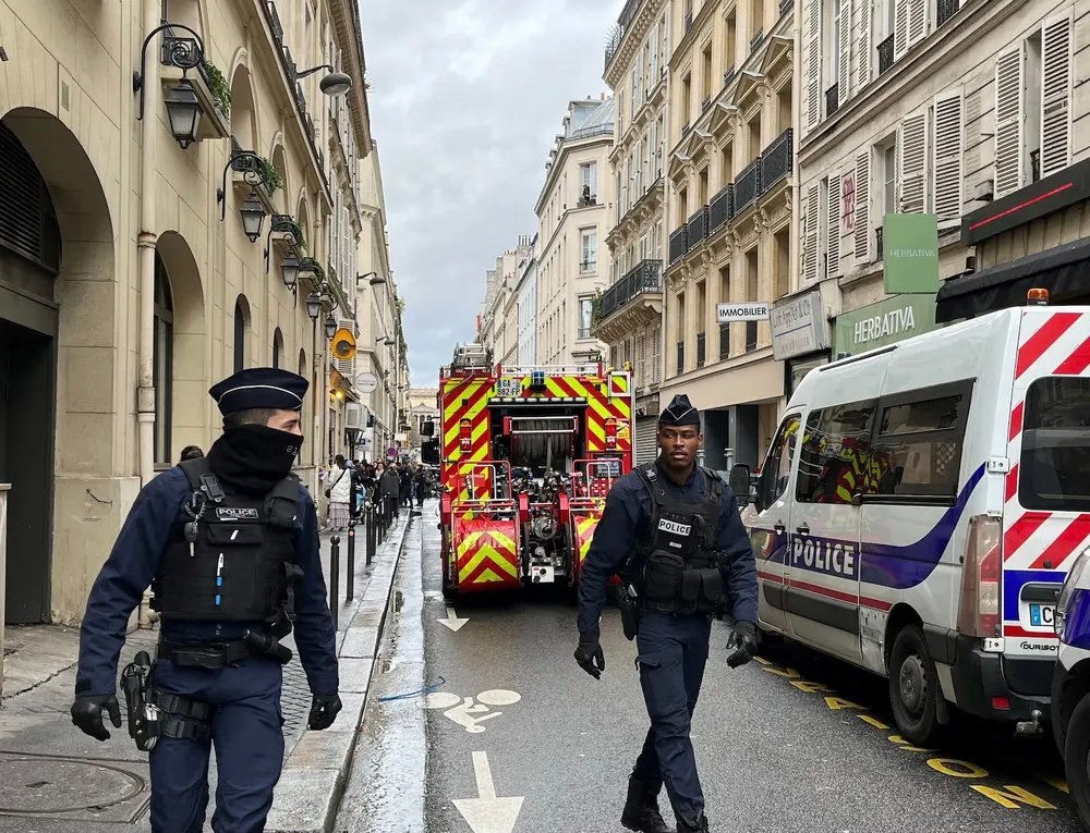 قتيل وجريحان في هجوم بالسلاح الأبيض في باريس