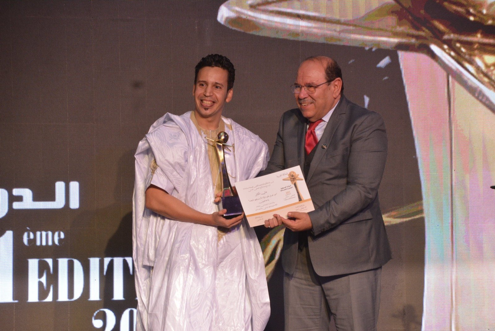 الإعلامي ” عالي الكبش” يهدي جائزة التميز الوطني لإذاعة العيون لاول مرة في تاريخها